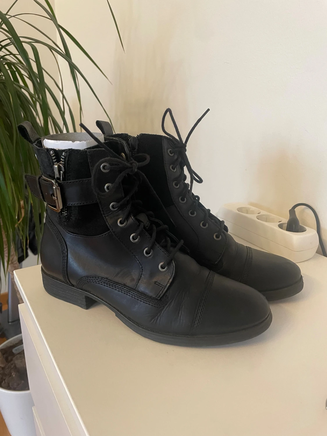 Svarta boots äkta läder 