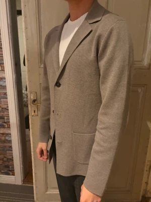 Stickad kavaj från John Henric  - Säljer min stickade kavaj från John Henric då den inte kom till användning! Otroligt snygg och passar till mycket. Strl S och passar mig perfekt som är 170cm och väger 60kg