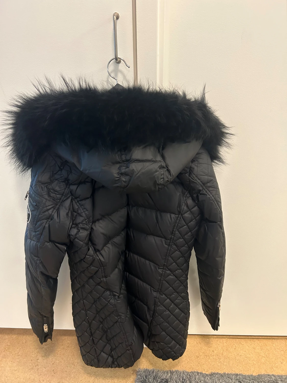 Svart pufferjacka med päls från Rockandblue - 2