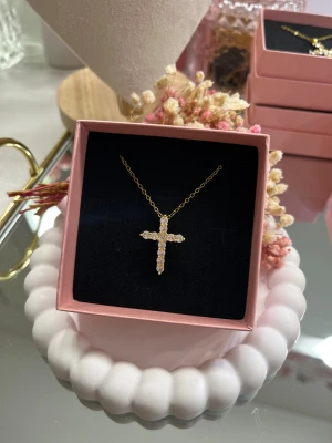 18k guldpläterad kors halsband - Väldigt fint kors i rostfritt stål, pläterat med 18k guld. Superfina detaljer med gnistrande zirkonstenar ✨ hur fint som helst! Passar perfekt som julklapp eller födelsedagspresent.