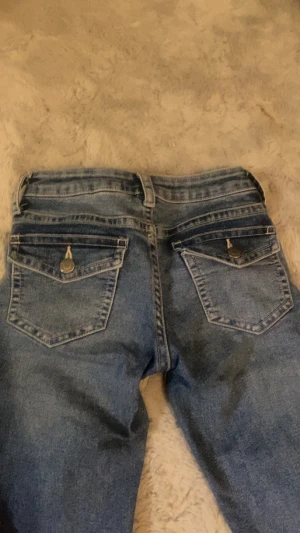 Blåa Jeans Vintage - Blå bootcut jeans storlek 32 som motsvarar XS