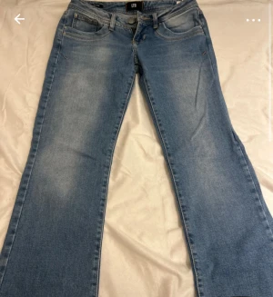 Bootcut low waist jeans från LTB  - Snygga bootcut jeans från LTB i ljusblå tvättad denim med klassiska fem fickor och slitna detaljer vid benslut. Lågmidja och jättebra skick, skulle säga storlek S-M ❤️