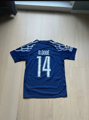 Psg matchtröja  - Psg match tröja i storlek S normal i storlek har doue på ryggen, tyvär har lappen i nacken åkt bort i tvätten.