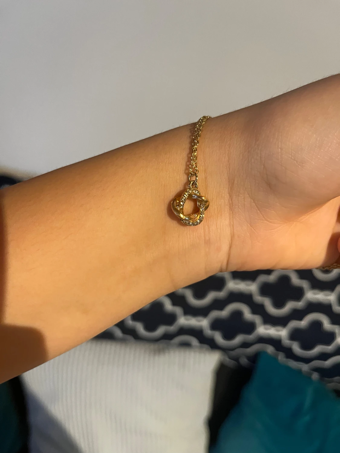 Guldigt armband med oregelbunden ring - 2