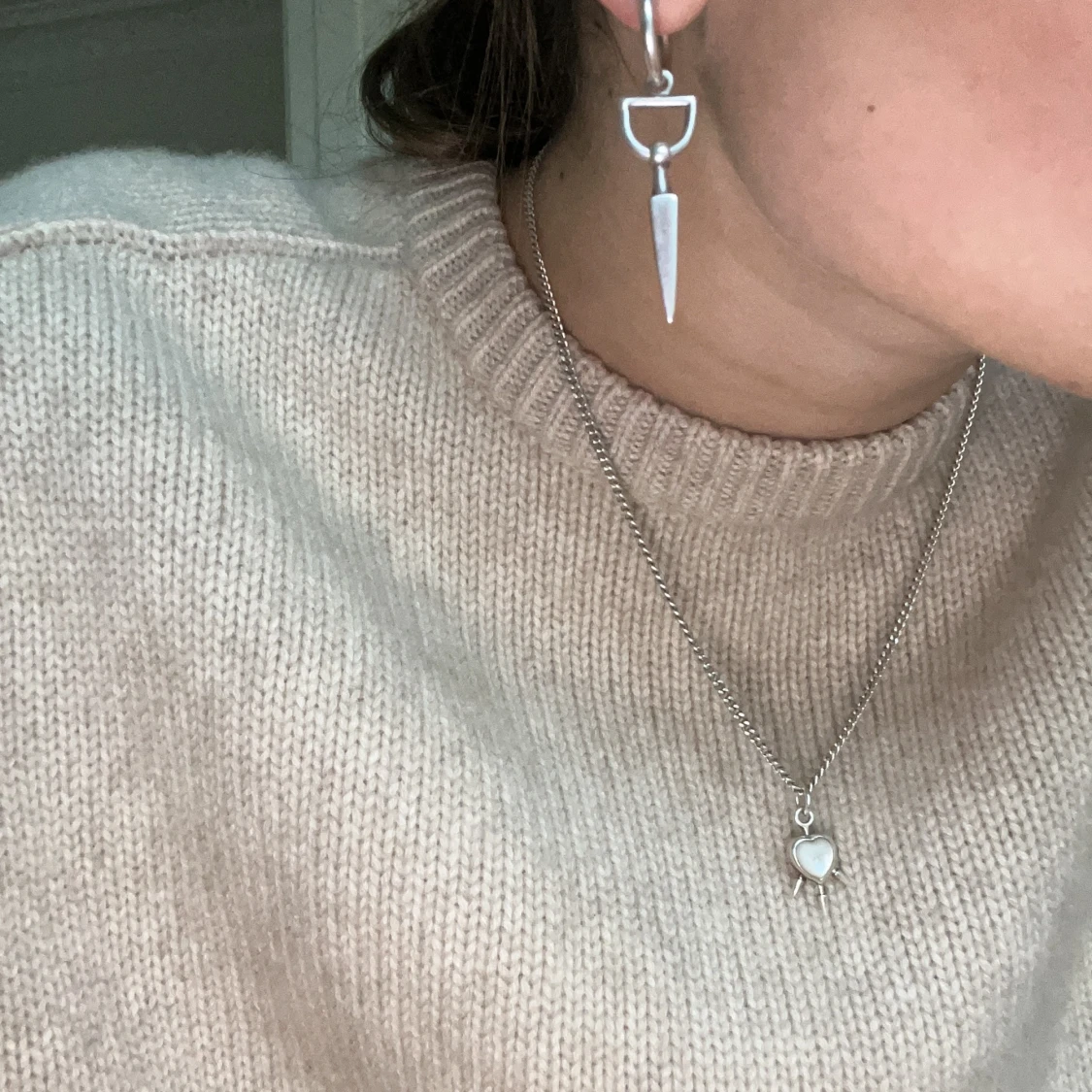 Silvriga Maria Nilsdotter örhängen med spetsig hängande detalj - 2