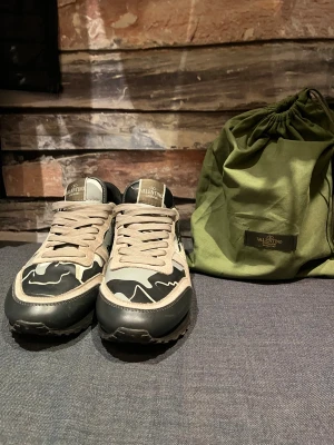 Jag säljer nu ett knappt använda rockrunners som är lite smutsiga men i väldigt bra skick! - Unika rockrunners i grå blandat camo som är väldigt svåra att få tag i och kommer hålla dig varm på vinter.