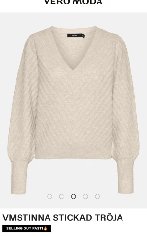 Beige stickad V-ringad tröja Vero Moda - Beige stickad tröja från Vero Moda med snyggt V-ringad hals. 