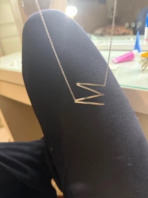 Super fina smycken som inte kommer din användning  - Säljer ett halsband med bokstaven M 30kr  blom ring för 60kr och pärlplattan som är HELT ny för 170kr pris kan alltid diskuteras på alla mina saker. Om man köper alla 3 så kostar det 220kr om man köper de en och en så är det priserna jag skrev ovanför ❣️