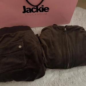  Juicy Couture sett  - Säljer detta bruna set från juicy couture. Byxorna i stolek xxs tröjan i xs. Köpte från Jackie för 1800 säljer för 1100 🤗🤗 Setet  är endast användt fåtal gånger, som nytt! Priset går att diskutera 💞💞