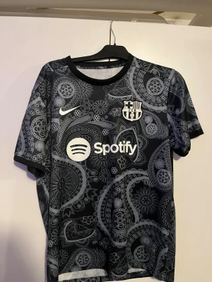 Barcelona tröjor  - Två fina Barcelona tröja som är unika.   BUNDLE 2 för 600