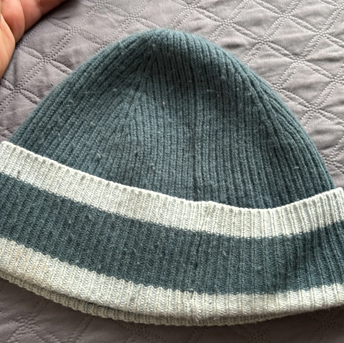 Gråvit stickad mössa från BOSS - 2