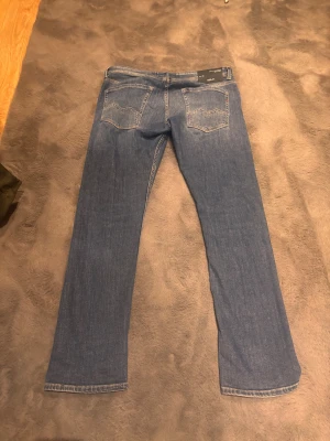 Replay jeans straight fit - Säljer ett par ljusblå jeans från Replay i modellen dave comfort fit. Jeansen har en rak passform och snygga slitningar framtill för en avslappnad look. Perfekta till sneakers och hoodie.