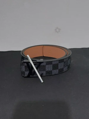 L Bälte Svart  - ● Ny och aldrig använt. Litet verktyg för att göra hål med är inkluderad 👍  ● Storlek: 110cm.   ● Fraktar inom 24h, så att du får paketet så fort som möjligt! 📦 Vid frågor eller intresse, dm. 😁