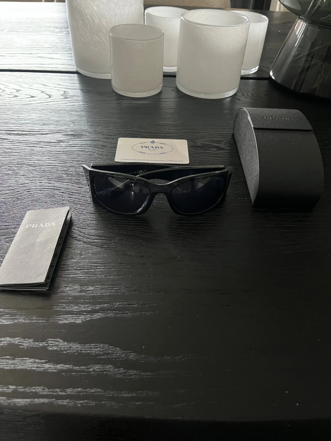 Svarta solglasögon från Prada