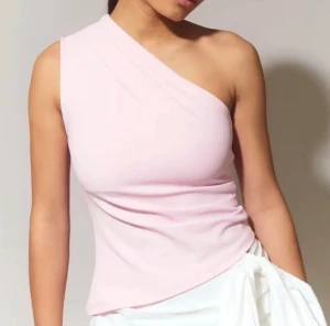 Ljusrosa oneshoulder topp  - Säljer en ljusrosa oneshoulder topp från Gina Tricot. Toppen har en stilren, tight passform och är tillverkad i mjuk bomullsmix. 