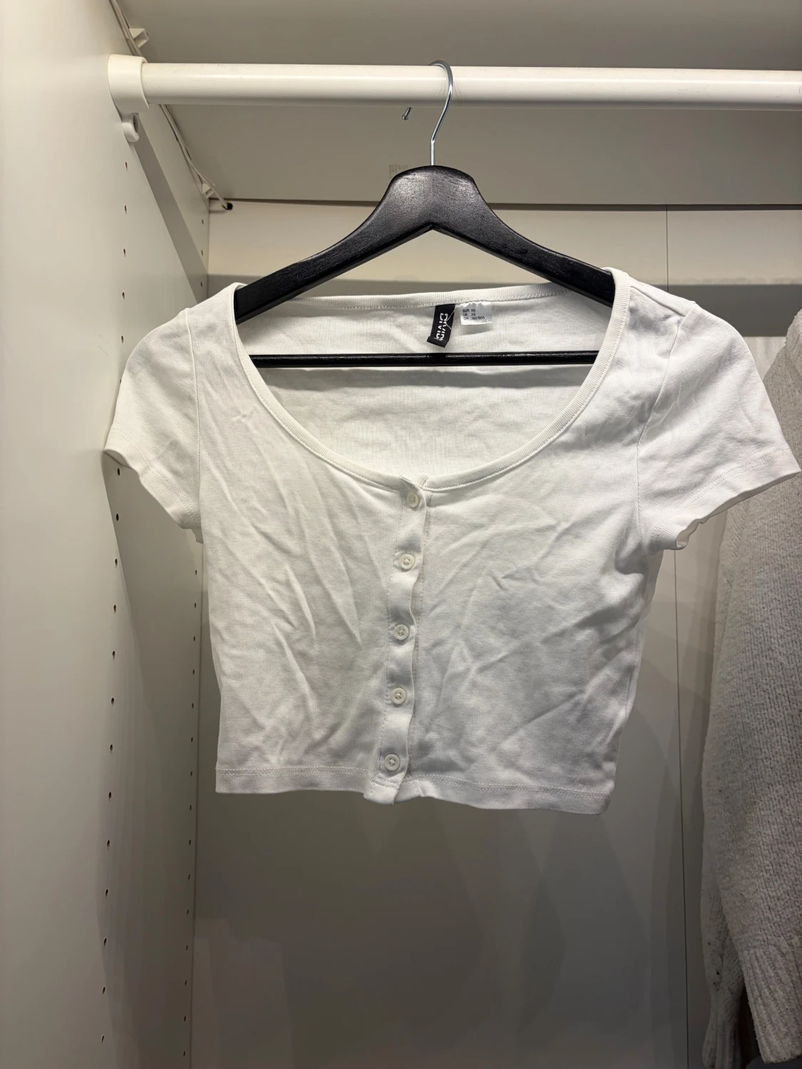 Vit croppad topp med knappar  - 1