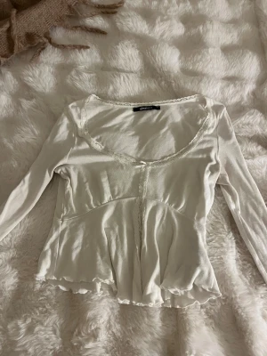 pyjamas topp -  säg en vit gullig pyjamas, topp med fina detaljer. Jag skulle säga att den går att använda till annat än bara hemma. Men på hemsidan står det att det är en pyjamas tröja. Den är från gina tricot Och är i storlek XS. Skriv om ni har frågor🧸💗