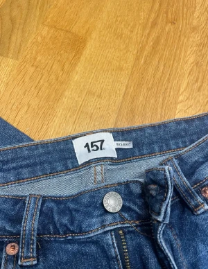 Blå 90's bootcut jeans från 157 - Snygga blå jeans från 157 med klassisk bootcut-modell inspirerad av 90-talet. Storlek ZS full length pris kan diskuteras!