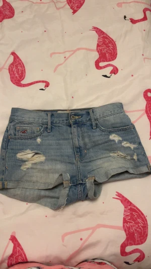 Lågmidjade shorts från Hollister - Super snygga Hollister jeansshorts med lågmidja och slitningar! Mina absolut favorit shorts, säljer för att jag har ett par till likadana! 