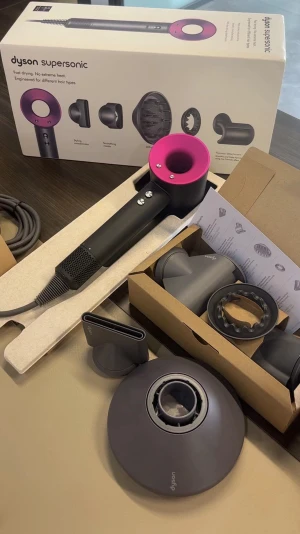 Dyson hårfön - Säljer en Dyson Supersonic hårfön. Nästan helt oanvänd – endast testad en gång för att se att allt fungerar. Allt är komplett i originalförpackning.  • Modell: Dyson Supersonic • Skick: Typ oanvänd / testad en gång • Alla tillbehör ingår.                                                                      • Kvitto från elgiganten finns Köptes i fel tidpunkt och blir bara liggande, så lika bra att den kommer till användning. Kan hämtas eller skickas.