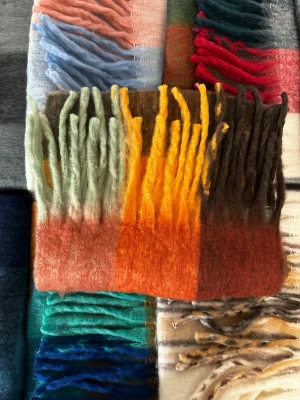 Rutig cashmere halsduk  - En rutig cashmere halsduk perfekt för höst-vintern. Gjord med mjuk cashmere vilket gör den mycket varm. Halsduken är 250cm x 38cm. Aldrig andvänd i perfekt skick.