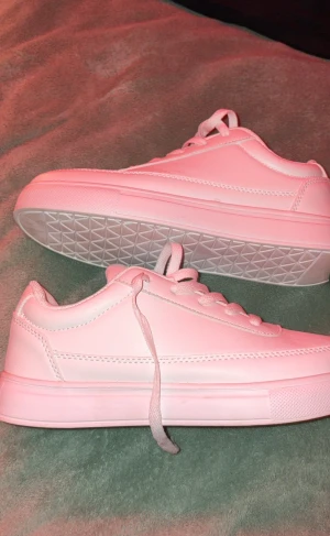 Vita skor! - Ett par riktigt fräscha och vita skor! Skorna har aldrig används. Och de passar till allt i din vardag! 