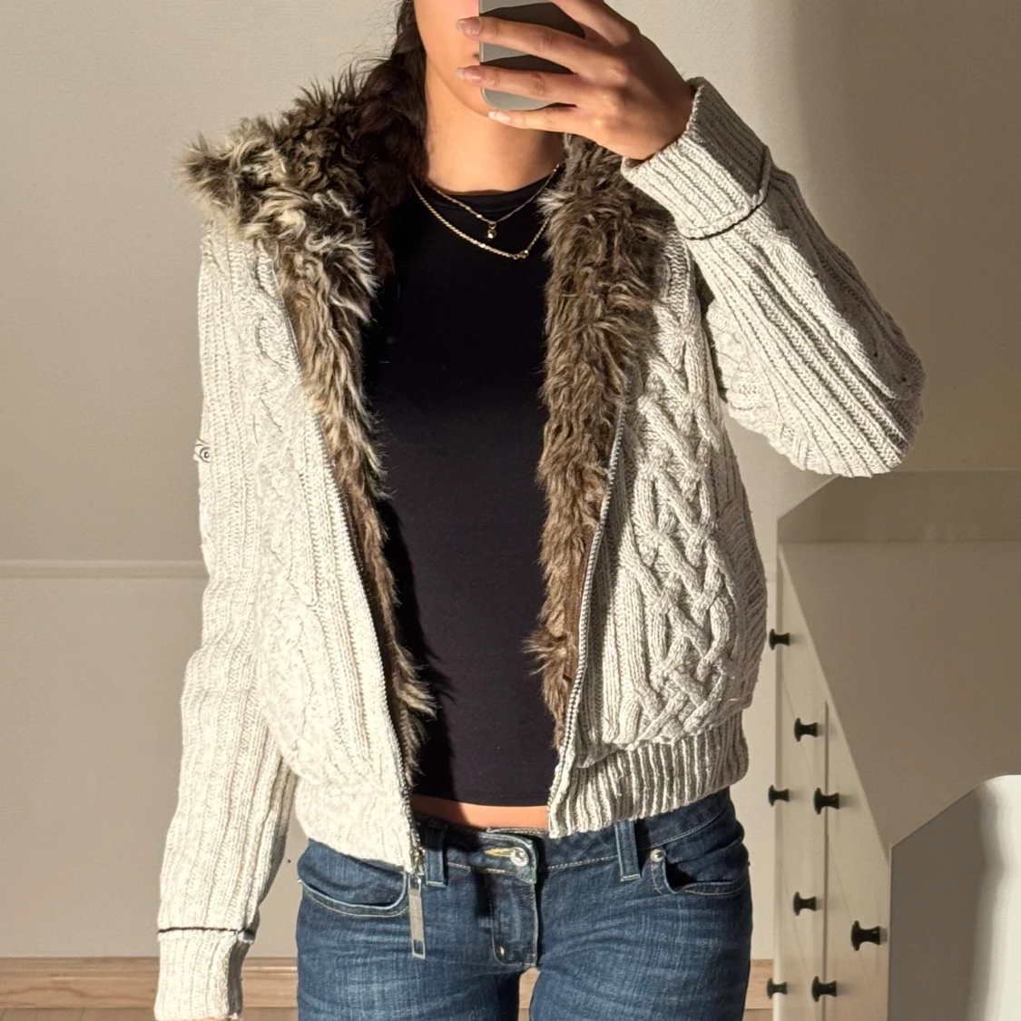 Stickad kofta med konstpäls - 4