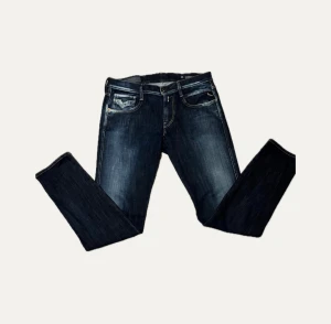 Replay Jeans - Snygga Replay Hyperflex Anbass jeans i mörkblå. Stretchigt material för extra komfort och smal passform. Perfekt för dig som gillar en modern och stilren look.