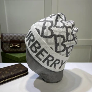 Gråa o vitt mössa - Helt nytt. fraktar inom 24 timmar. för mer info skriv t mig.