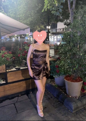 Brun axelbandslös satinklänning - Brun satinklänning i storlek S