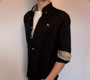  Burberry Skjorta - Hej säljer nu min fina Burberry skjorta. Den är i storlek L och i nyskick. Är skitsnygg på events/till våren. Nypris ca 4000kr! Glömd inte följa🌊🍾
