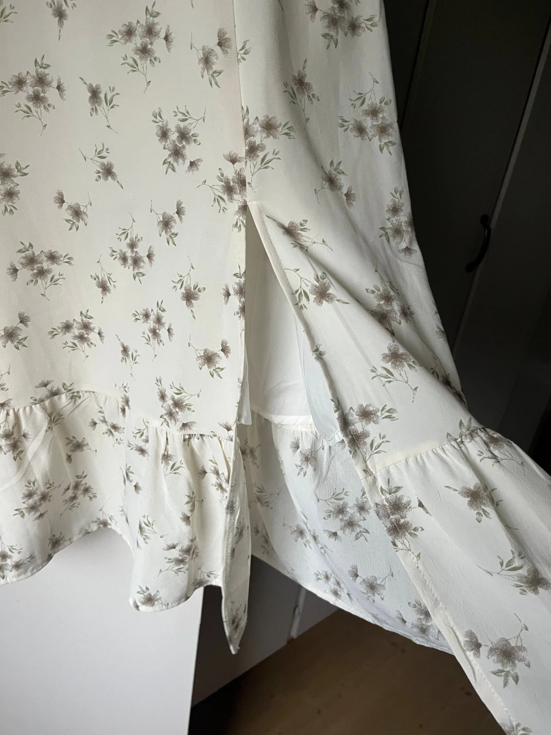 Vit blommig långklänning med volang - 2