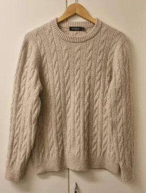 Tröja.  - Varm och elegant tröja i ullblandning, perfekt för den kalla årstiden! Tidlös design med ribbstickning i hals, manschetter och nederkant. Liten i storleken. 