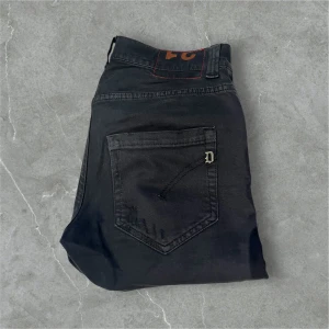 Dondup jeans - Riktigt feta mörkgråa dondup jeans,  riktigt snygga slitningar på och perfekta nu till höst och vinter. Slim fit sitter riktigt bra och passar till det mesta. Hör av er vid frågor🌟