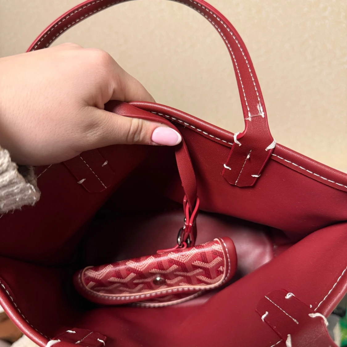 Röd handväska med monogram - 1