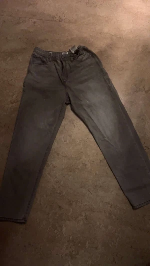 Nästan oanvända. - Jag säljer ett par Jack and Jones jeans, använda 4 gånger och jeansen är köpta för 699kr.