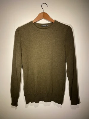 J.Lindeberg - J.Lindeberg tröja. Materialet är merinoull. Det står L på lappen men är snarare S eftersom att den krympte något i tvätten. Men passformen är fortfarande mycket bra.