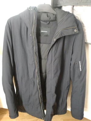 Peak Performance storlek M - Svart vinterjacka från Peak Performance i storlek M. Fint skick.