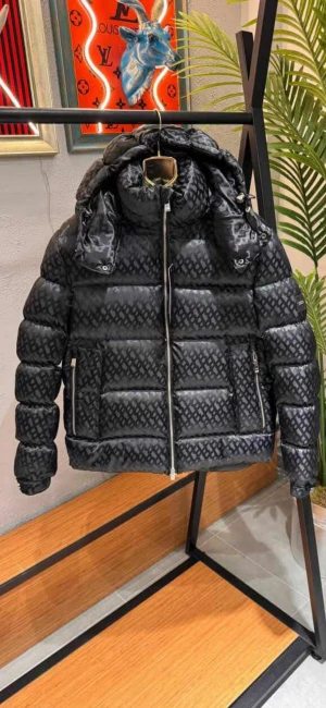 BOSS monogram jacka - Säljer en pufferjacka från BOSS som inte tillverkas längre. Inköpt under vintern 2024. Sparsamt använd. Storlek M. Nypris på denna är runt 5000kr.