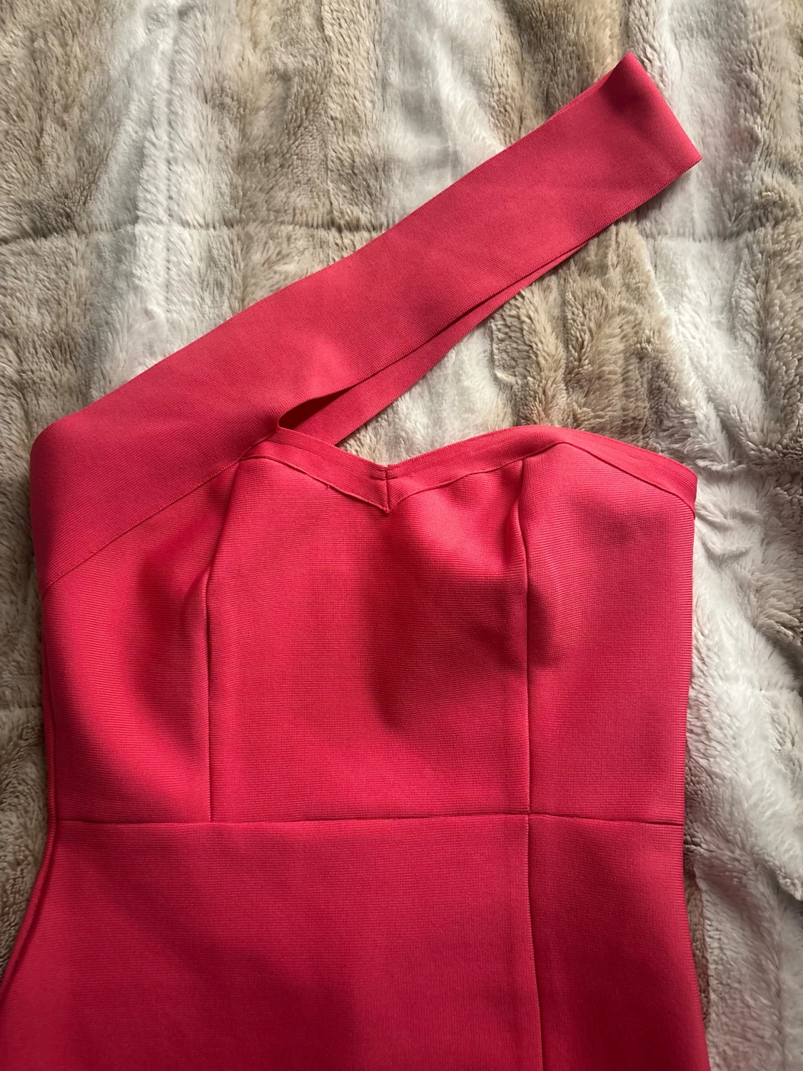 Rosa one shoulder klänning med slits - 1