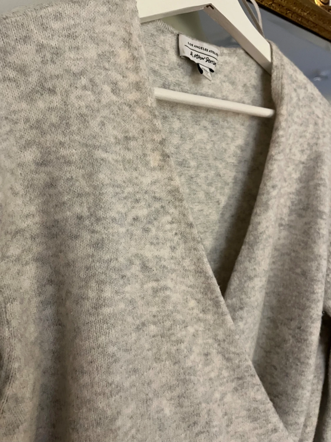 Ljusgrå omlottkofta från &otherstories - 2