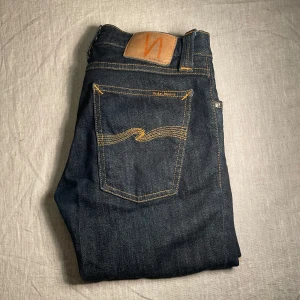Mörkblå jeans från Nudie Jeans, 27/32 - | märke: Nudie Jeans | plagg: jeans | skick: 9/10 | storlek: W27 L32  | nypris: 1500kr | mitt pris: 350kr | färger: mörkblå | pris kan diskuteras | hör av dig vid minsta fråga eller fundering // 