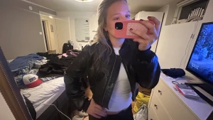 Svart bomberjacka i skinn från Zara - Säljer en svart bomberjacka från Zara i skinnimitation med dragkedja framtill och ribbade muddar vid hals och ärmslut. Jackan har en klassisk bombermodell och passar perfekt till en streetig look. Enkel att matcha och riktigt snygg till jeans eller kjol.