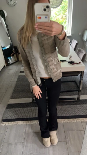 Monclear cardigan  - Säljer nu min monclear cardigan då jag är sugen på nått nytt, den är i väldigt bra skick och i storlek M men sitter som en S/xs. Helt äkta! 