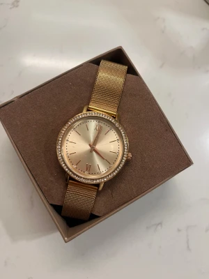 Rosé gold klocka  - Snygg klocka med guldigt/rose gold mesharmband med stenar runt från Ur&Penn💘OBS! kommer ej med förpackning!
