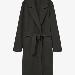 Grå kappa med bälte och bred krage - Säljer denna jätte fina långa WMFORTUNEYA VERO MODA kappa. Anledningen är pga fel storlek. Har bara hunnit använda några gånger