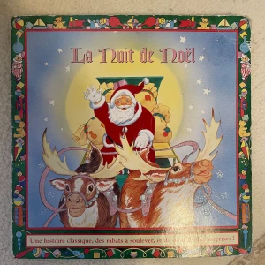 La Nuit de Noël - Upptäck en klassisk julberättelse med färgglada illustrationer, luckor att lyfta och glittrande överraskningar på varje sida! Perfekt för dig som älskar magiska sagor och vill ha en mysig bok att dela med familj och vänner under julen.