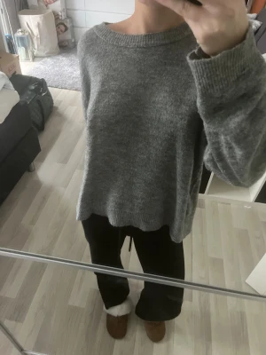 Grå stickad tröja  - grå stickad från mango, stolen M men sitter som en S! Använd fåtal gånger så fin kvalitet 