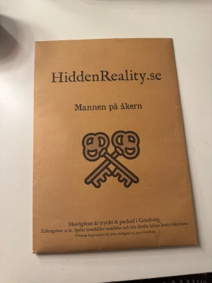 Mannen på åkern  - Säljer ett spel från Hidden Reality som heter Mannen på åkern. Åldersgränsen är 15 år. Spelet innehåller smådelar och bör därför hållas borta från barn. Tryckt och packad i Göteborg. Lite trasig förpackning på baksidan, men inget som förstår spelet, resten är i fint skick, spelat en gång