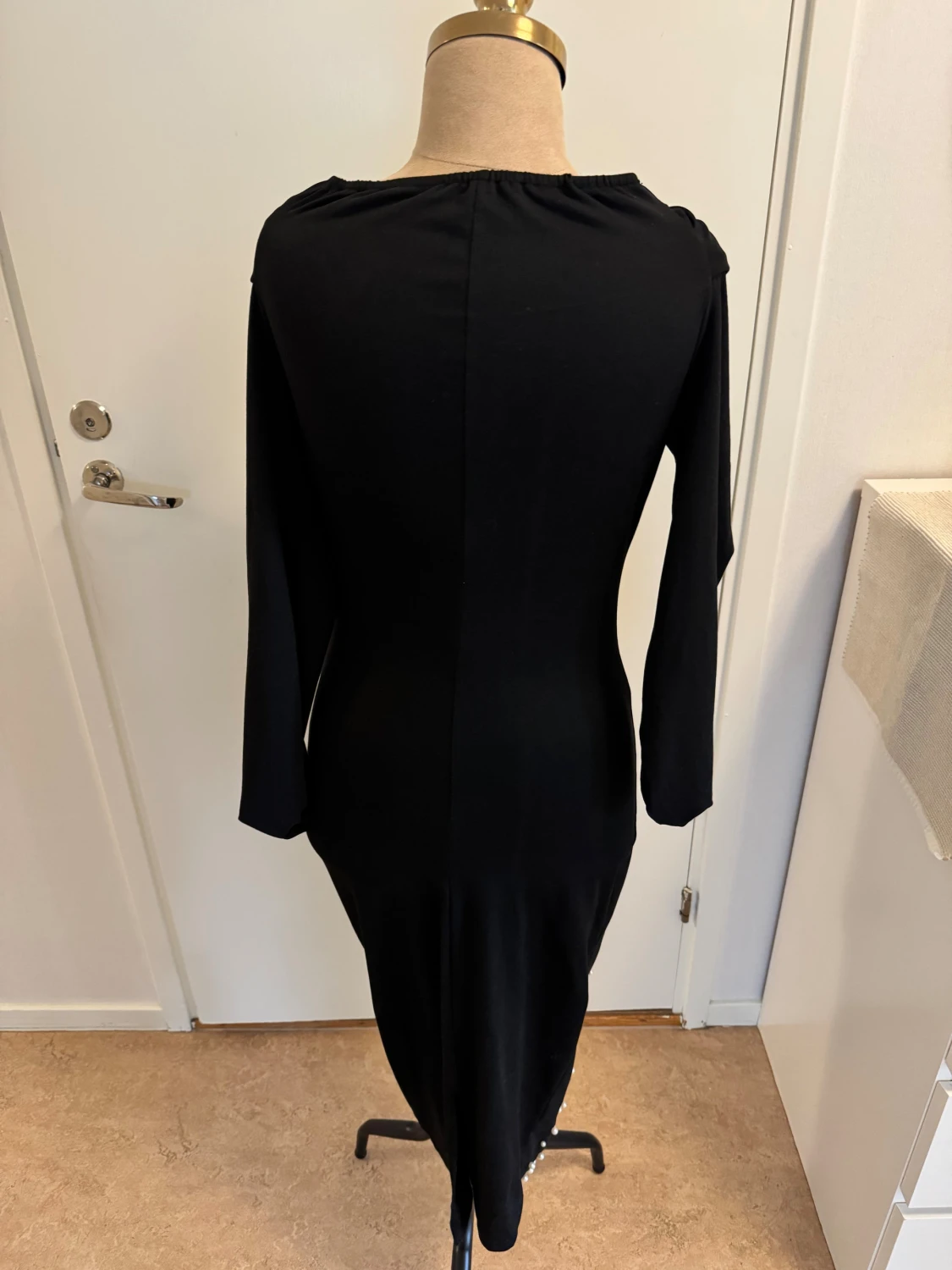 Svart långklänning med pärldetaljer - 1